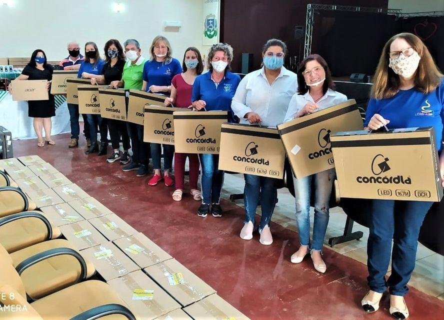 Escolas municipais de Santo Cristo recebem equipamentos de informática